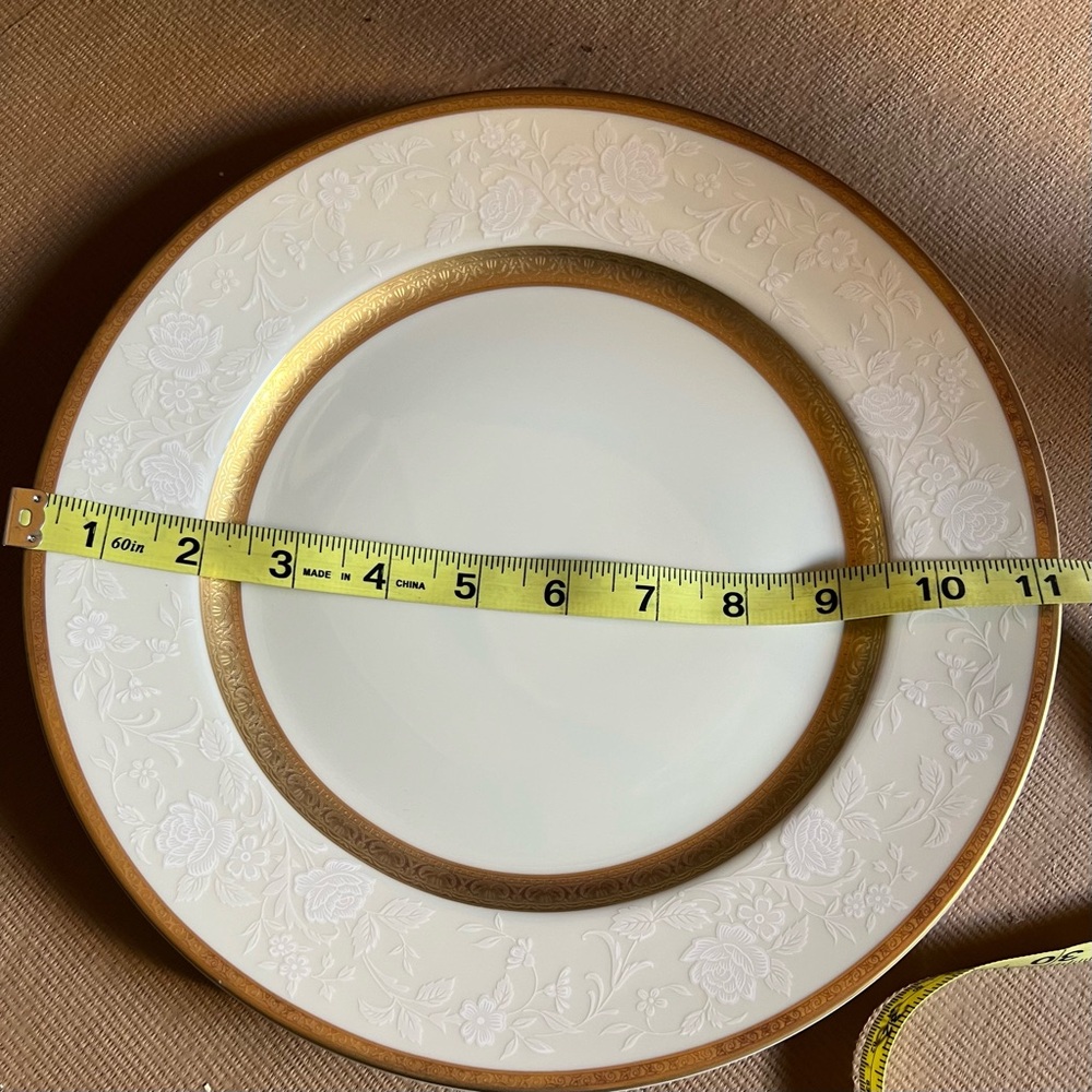 VTG Mikasa Fine China Antique Lace L5531 Dinner Plate 10.75” Gold Trim Japan